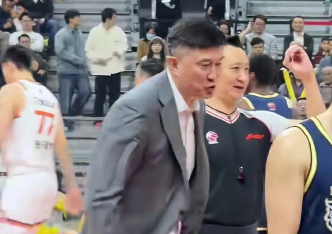 星空体育平台-CBA动态更新，带来广东男篮杜锋、杨鸣指导以及北控男篮张庆鹏指导最新消息